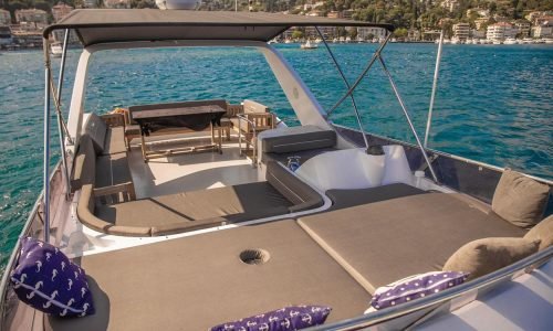 Blue-Yacht-2-3